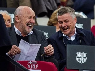 ‘Xem giò’ Barca, Solskjaer và trợ lý cười thả ga