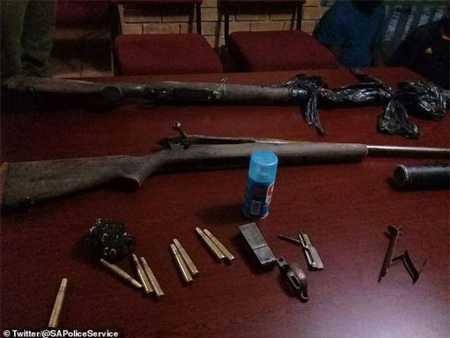 Nam Phi: Kẻ săn trộm sừng tê giác bị voi dẫm chết, sư tử ăn thịt