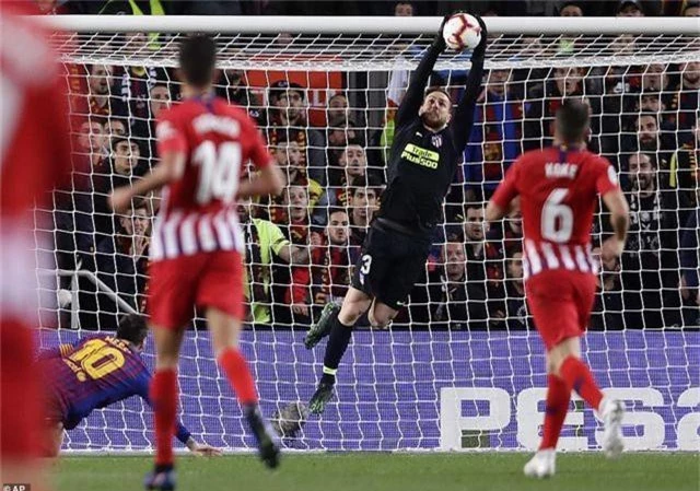 Barcelona 2-0 Atletico: Messi, Suarez bừng sáng phút cuối - 4