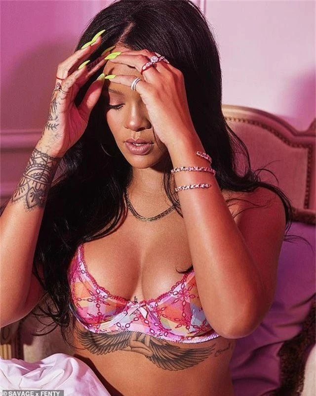 Rihanna khoe ngực bốc lửa - 3