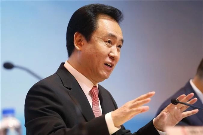 Ông Hui Ka Yan là tỉ phú bất động sản giàu nhất thế giới hiện nay. Ông là chủ tịch Evergande, một trong những tập đoàn bất động sản lớn nhất Trung Quốc. Tập đoàn này bắt đầu niêm yết trên sàn chứng khoán Hong Kong năm 2009 và hiện có hơn 800 dự án tại hơn 280 thành phố. 