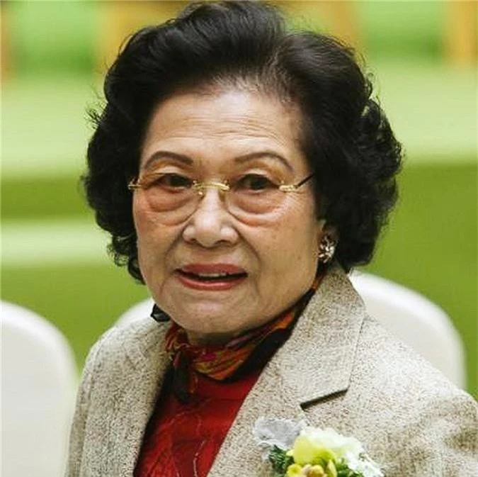 Bà Kwong Siu-hing là vợ của đồng sáng lập quá cố tập đoàn bất động sản Sun Hung Kai tại Hong Kong, ông Kwok Tak-seng. Nữ tỉ phú hiện sở hữu gần 26,6% cổ phần Sun Hung Kai và đứng thứ 78 trong top những người giàu nhất hành tinh. 