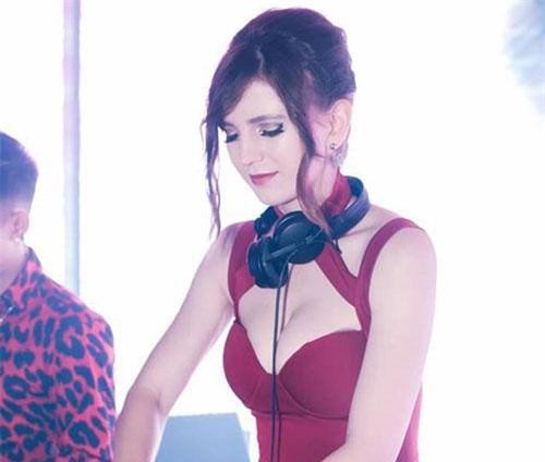 Vẻ đẹp bốc lửa của nữ DJ Ukraine đang chơi nhạc ở Hà Nội
