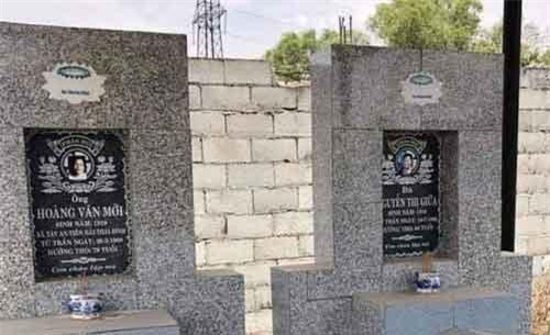 Hàng loạt ngôi mộ bị dán ảnh người phụ nữ lạ mặt