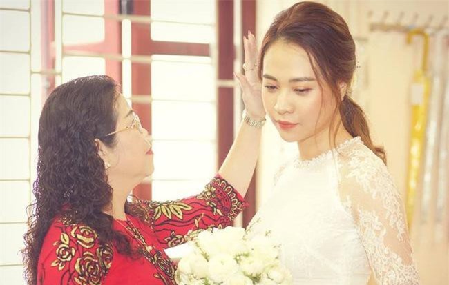 Cận kề đám cưới với đại gia Cường Đô La, Đàm Thu Trang khoe món quà phong cách "công chúa Lọ Lem" trị giá hàng trăm triệu