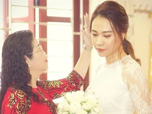 Cận kề đám cưới với đại gia Cường Đô La, Đàm Thu Trang khoe món quà phong cách "công chúa Lọ Lem" trị giá hàng trăm triệu