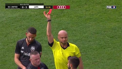 CLIP: Vào bóng kiểu "đốn củi", Rooney nhận thẻ đỏ lãng xẹt