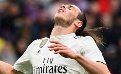 Bale bị CĐV Real "tấn công", Zidane làm ngơ