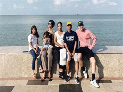 H’Hen Niê khoe ảnh đưa gia đình đi du lịch nhưng chàng trai lạ mặt xuất hiện chung khung hình mới là tâm điểm chú ý!