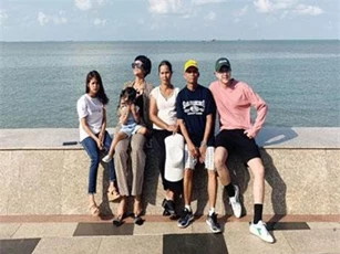 H’Hen Niê khoe ảnh đưa gia đình đi du lịch nhưng chàng trai lạ mặt xuất hiện chung khung hình mới là tâm điểm chú ý!