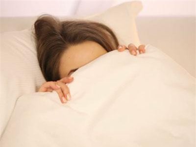 CLIP: Tác hại của thói quen trùm chăn kín đầu khi đi ngủ mà nhiều người mắc phải