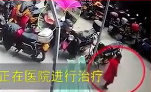 CLIP: Rơi từ tầng 26 xuống đất, bé gái vẫn đứng dậy đi lại như không có chuyện gì