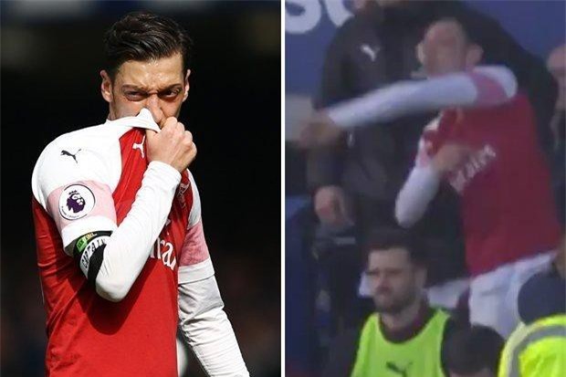 Clip: Mesut Ozil gây sốc khi ném áo về phía HLV Everton
