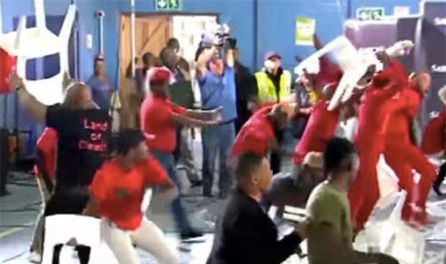 CLIP: Các nghị sĩ Nam Phi "choảng" nhau trên sóng truyền hình