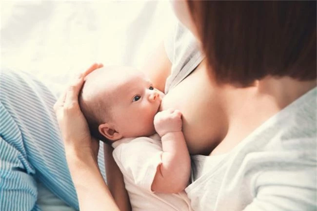 7 điều làm các bà mẹ khó chịu khi cho con bú - Ảnh 1.