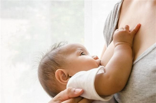 7 điều làm các bà mẹ khó chịu khi cho con bú - Ảnh 2.