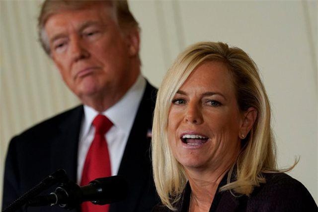 "Gương mặt đại diện" cho chính sách nhập cư tranh cãi của ông Trump từ chức