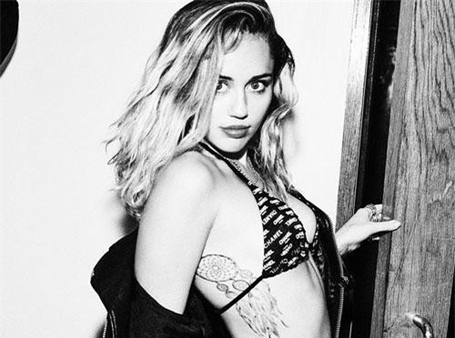 Miley Cyrus "đốt mắt" dân tình với loạt ảnh đen trắng: Thả rông khoe vòng 1 sexy, body đỉnh bất ngờ