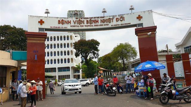 Thanh niên đâm vật nhọn khiến nhiều người điều trị phơi nhiễm HIV khai gì?