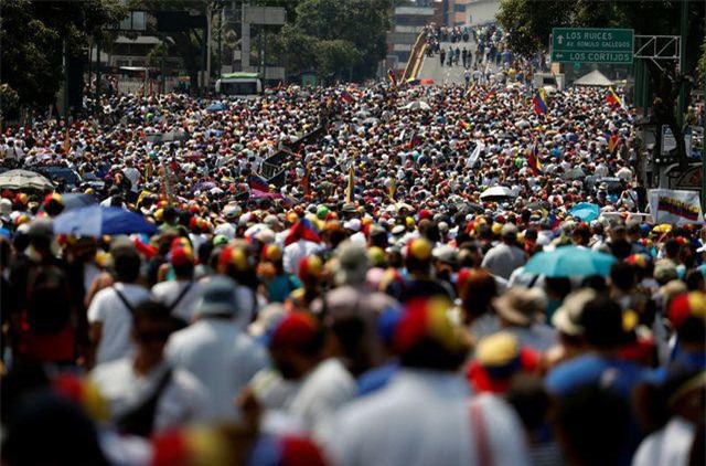 Mất điện, nước liên miên, dân Venezuela cáo buộc ông Maduro phá hoại nền kinh tế