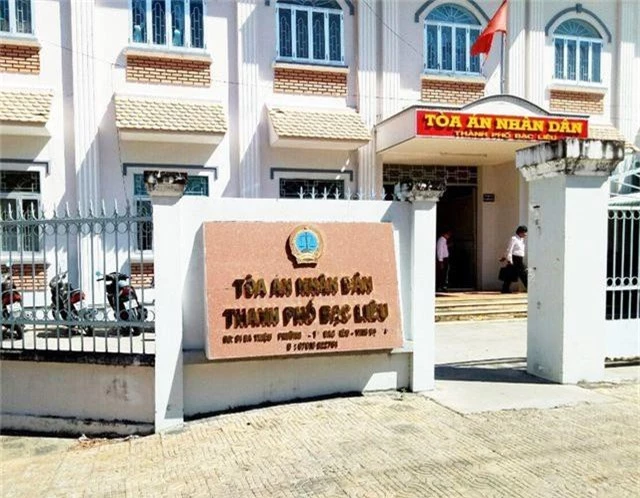 Nguyên giảng viên đại học làm giả giấy tờ để được lấy nhiều vợ lãnh 6 tháng tù - 1