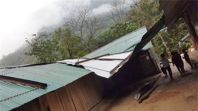 Trường học tan tác sau trận bão lốc trong đêm - 1