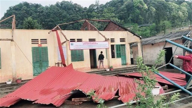 Trường học tan tác sau trận bão lốc trong đêm - 12