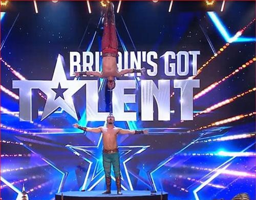 CLIP: Xuất hiện hai anh em “chống đầu” ngoạn mục sau Giang Brothers