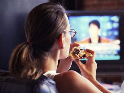 Ăn vặt lúc xem ti vi làm tăng nguy cơ trụy tim