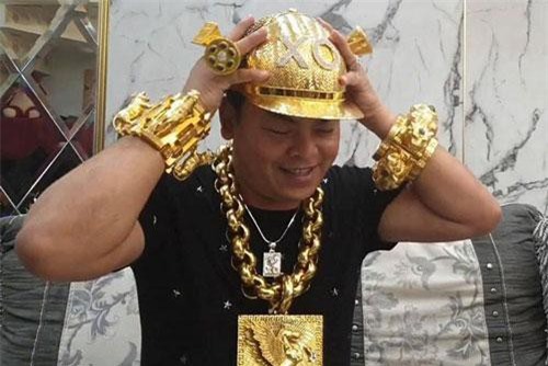 CLIP: Cận cảnh chiếc mũ vàng nặng 2kg, đính 260 viên kim cương của đại gia Phúc XO