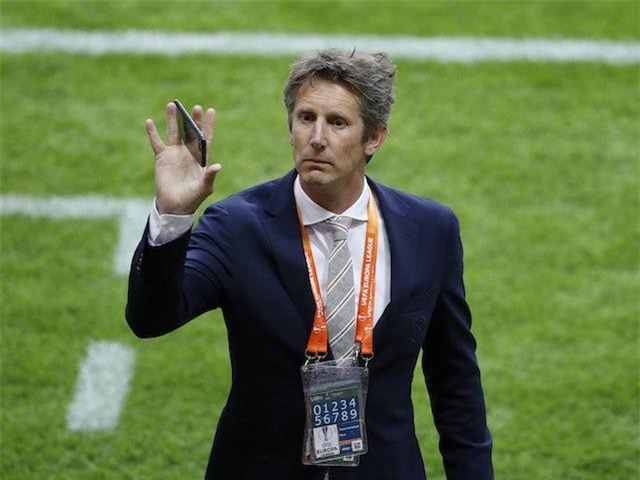 Van der Sar mở cửa về M.U làm sếp lớn