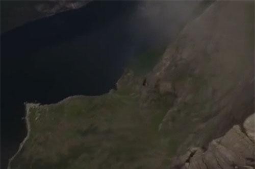 CLIP: ‘Thót tim’ khi xem cảnh đi thăng bằng ở độ cao 1.000m