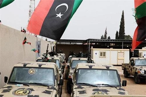 Xe quân sự của lính Tướng Haftar bị tịch thu và tập trung ở Zawiyah, phía Tây Tripoli, Libya ngày 5/4. Ảnh: Reuters.