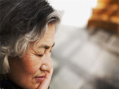 Vừa nhìn thấy người yêu của anh trai tôi chống gậy bước vào nhà, mẹ tôi bỗng dưng bật khóc nức nở