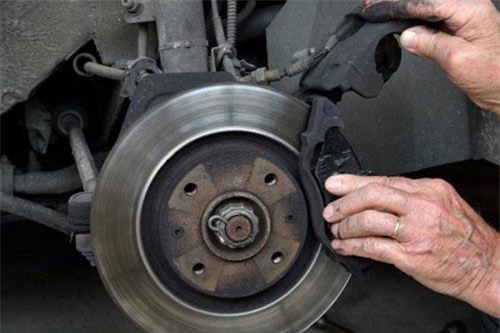 Những dấu hiệu má phanh ô tô bị mòn tài xế không nên bỏ qua
