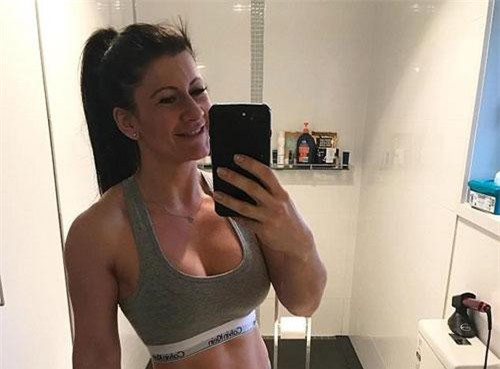 Bí quyết vừa chăm con vừa giữ vững nhịp tập của người mẫu thể hình