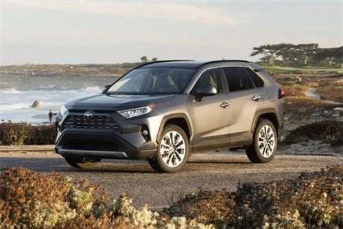 7. Toyota RAV4 (doanh số: 83.820 chiếc).