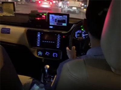 Clip: Thất kinh với cảnh tài xế taxi vừa lái xe vừa xem phim chưởng