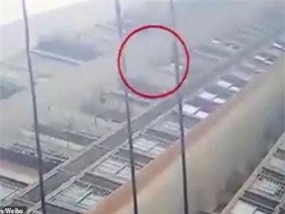 Clip: "Sốc" khoảnh khắc bé gái bị ngã từ tầng 26 vẫn... đứng dậy đi lại bình thường