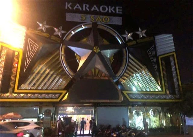 Quán karaoke chứa “bom xăng”, “dao phóng lợn” và ma tuý - 1