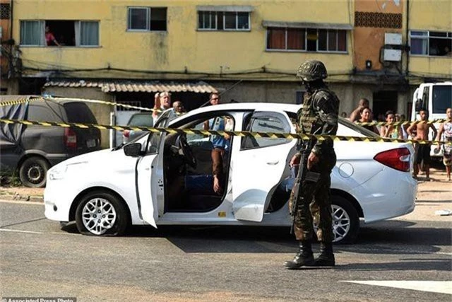 Binh sĩ Brazil bắn nhầm 80 phát đạn vào xe chở gia đình - 2