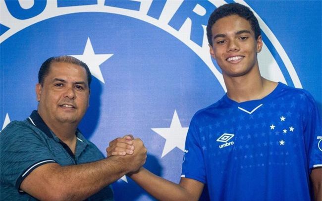 Con trai Ronaldinho ký hợp đồng thi đấu chuyên nghiệp