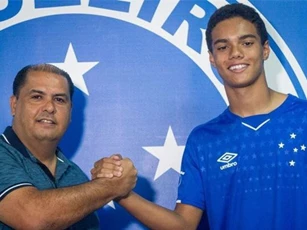Con trai Ronaldinho ký hợp đồng thi đấu chuyên nghiệp