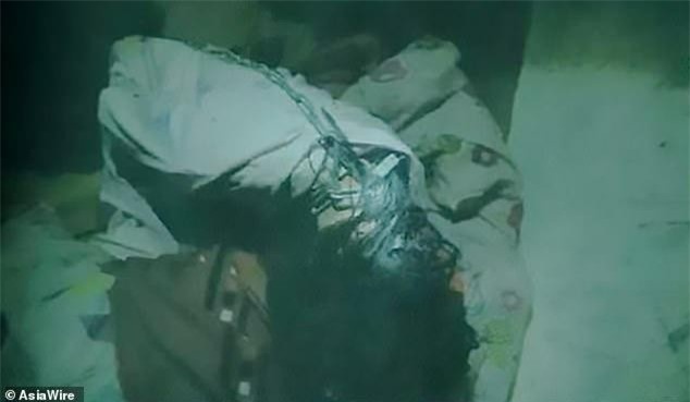 Lên taxi, nữ sinh TQ bị xích làm nô lệ tình dục trong ngục tối 24 ngày