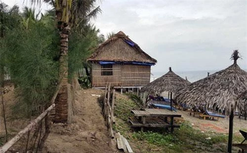 Bãi biển An Bàng đang bị lấn chiếm bởi các chòi kinh doanh trái phép.