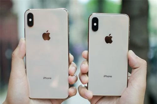 iPhone Xs Max và iPhone Xs (phải).
