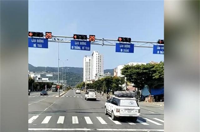 CLIP: Đoàn xe Trung Nguyên vượt đèn đỏ, phạt tiền 9 tài xế, tước giấy phép lái xe 2 tháng