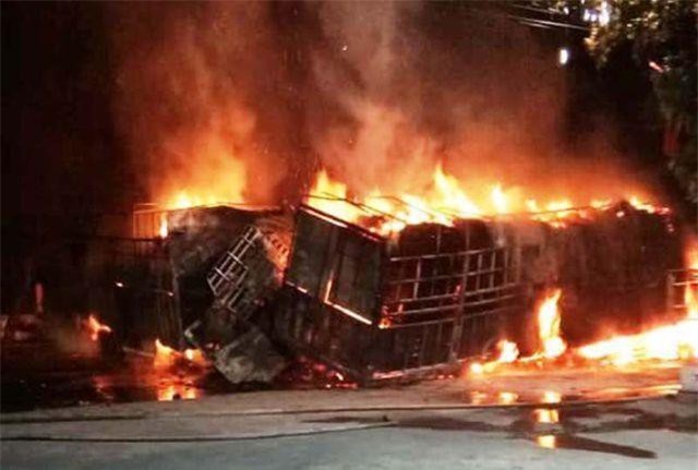 CLIP: Hai ô tô bốc cháy dữ dội, 2 người bị thiêu cháy, quốc lộ tắc kinh hoàng