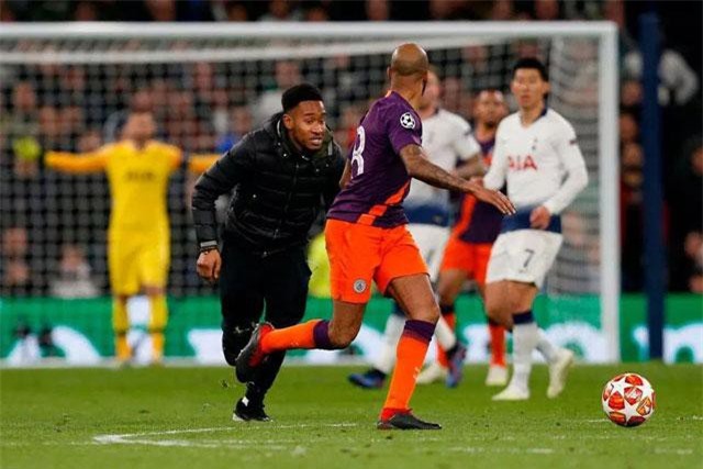 Clip: Fan Tottenham nhảy xuống sân, rượt đuổi Fabian Delph để 'trả thù' cho Harry Kane