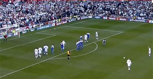 CLIP: 10 pha đá phạt có quỹ đạo 'hack não' nhất 